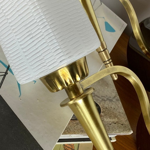 Coppia di applique da parete in ottone con paralumi quadrati a forma di tulipano in vetro bianco scanalato. (photo 2 of 9)