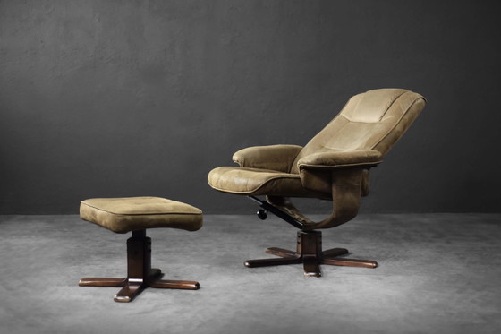 Image 1 of Chaise pivotante et ottomane marron vintage du milieu du siècle danois moderne, années 1960, lot de 2