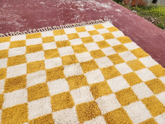 Image 1 of Geruite Beni Ouarain-tapijt 186x178 cm – Handgemaakt Marokkaans wollen tapijt – Mosterd- en ivoorkleurig Berberdesign