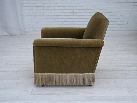 Image 1 of Dänischer Sessel aus den 1970er Jahren, originaler grüner Möbelveloursbezug, Beine aus Teakholz.