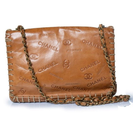 Image 1 of Bolso Chanel XL de piel marrón repujada con solapa y cadena.