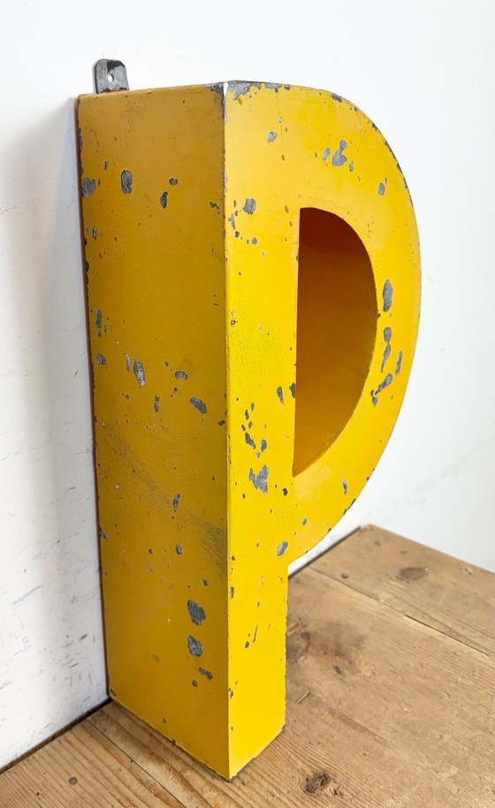 Image 1 of Grande lettera P in ferro giallo vintage per facciata, anni '60