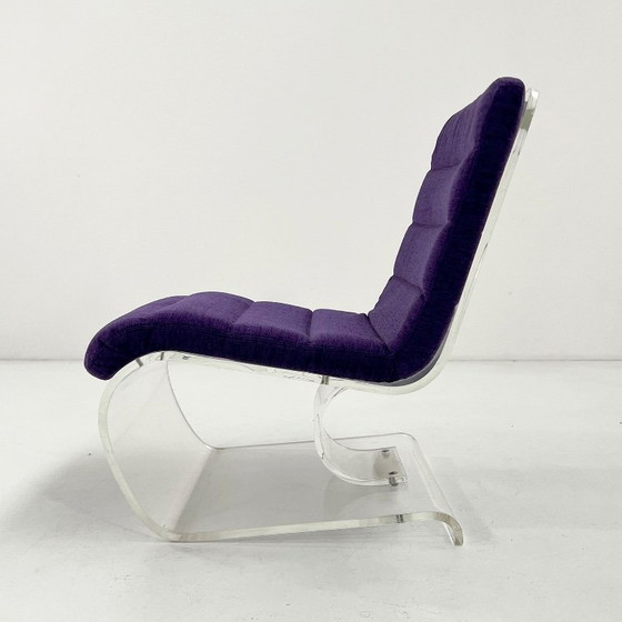 Image 1 of Fauteuil lounge de style futuriste en plexiglas avec coussin violet, années 1970