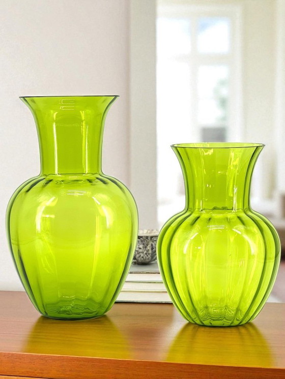 Image 1 of Venezianische Muranoglasvasen – durchscheinender grüner Rigadin-Kristall, mundgeblasen in Murano