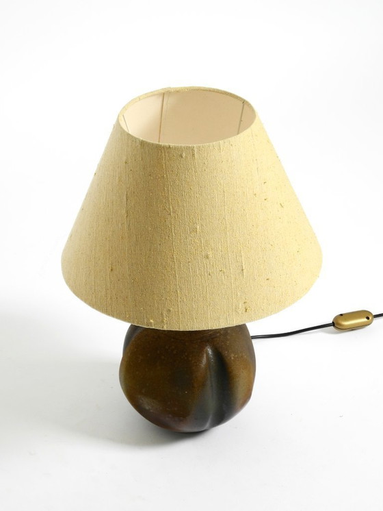 Image 1 of Bellissima lampada da tavolo in ceramica degli anni '60 con paralume in tessuto originale