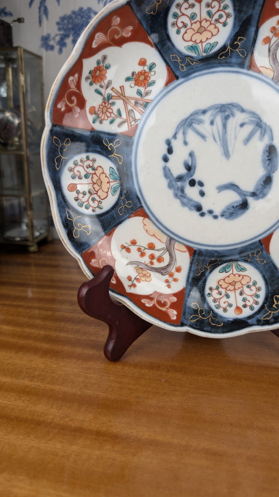 Image 1 of Piatto in porcellana Imari firmato con decori a primavera giapponesi della fine del XIX secolo