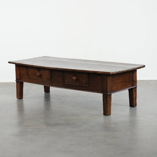 Antieke en tijdloze Zuid Europese salontafel gemaakt van kastanjehout uit de 18e eeuw met twee lades