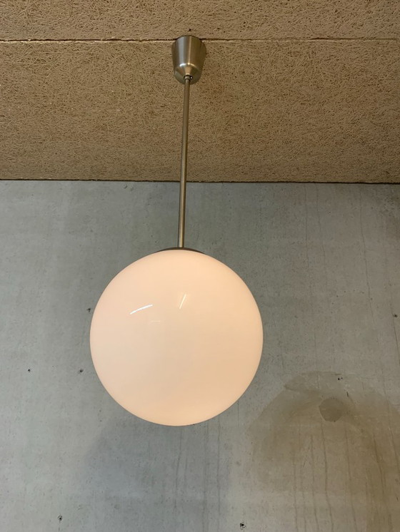 Image 1 of sfera bianca opalina lucida su pendolo in acciaio