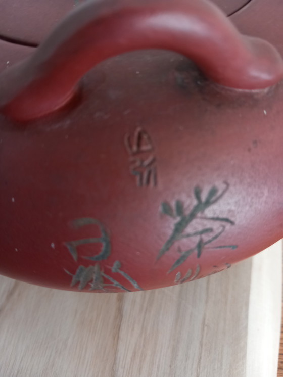 Image 1 of Tetera coleccionable de Yixing (Zisha) - Arcilla roja - Caligrafía grabada a mano - 20 cm