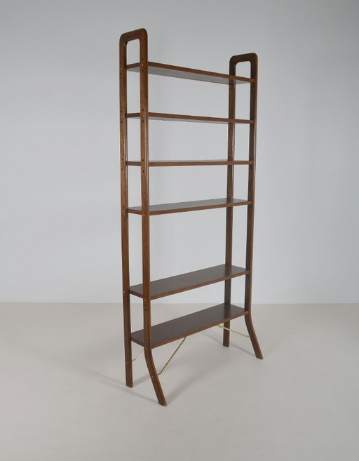 Estantería de pared danesa independiente con detalles de latón, década de 1960.