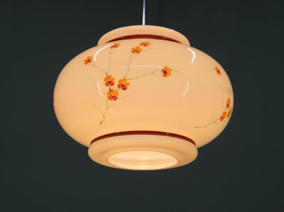 Image 1 of Hanglamp van melkglas, handbeschilderd, uit de jaren 70, vintage stijl uit het midden van de 20e eeuw.