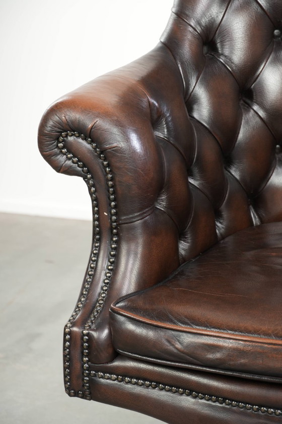 Image 1 of Silla de oficina Chesterfield antigua de piel de vaca marrón con ruedas, de lujoso estilo inglés.
