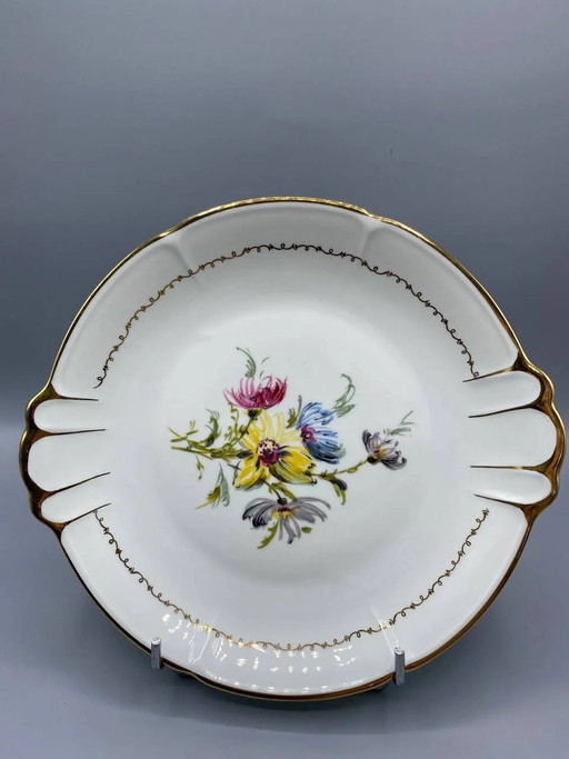 Piatto in porcellana con manici, C.C. Vierzon, bouquet floreale policromo dipinto a mano, bordo dorato.