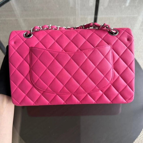 Image 1 of Sac Chanel Classic Flap moyen - Agneau matelassé rose fuchsia, finitions argentées, Série 19
