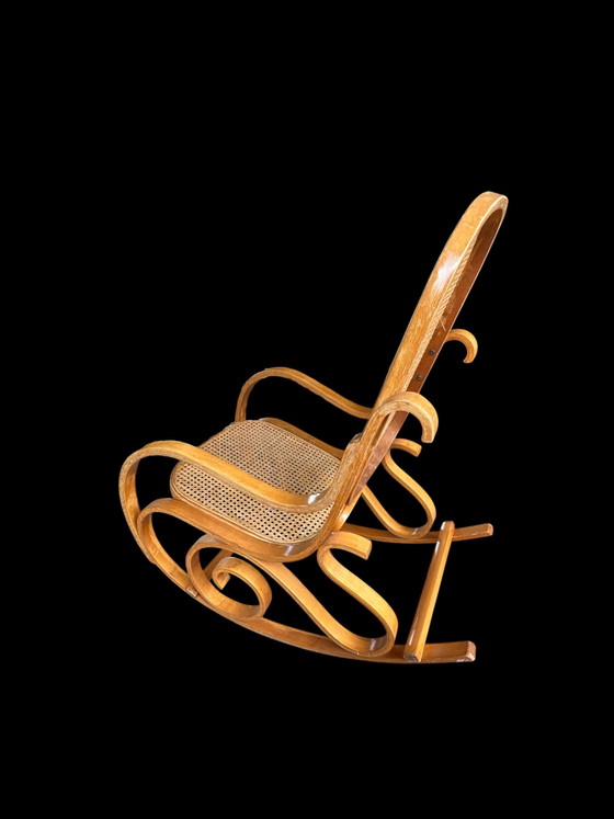 Image 1 of Vintage Thonet-stijl gebogen houten schommelstoel – ca. 1970