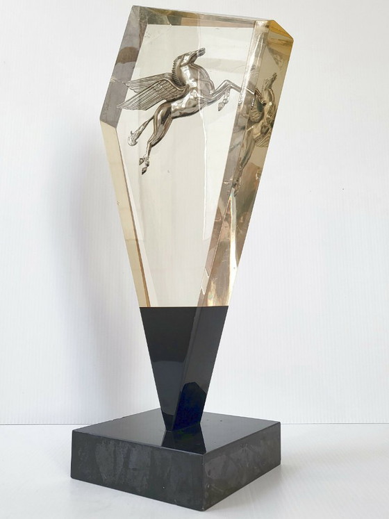 Image 1 of Escultura de un caballo alado, Pegaso, Sagitario, de la década de 1970, resina y mármol.