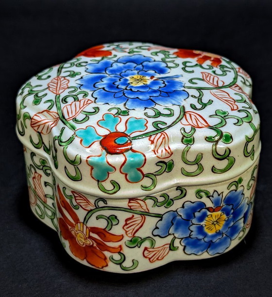 Scatola cinese in porcellana policroma – Jingdezhen – 中国景德镇制 – 1960 – Oggetti decorativi, Porcelain (photo 5 of 10)