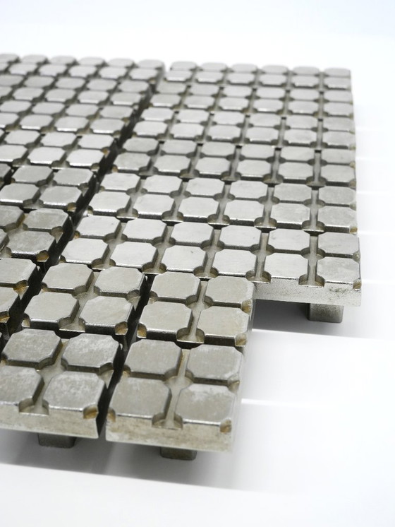 Image 1 of Grandi maniglie per porte di armadi in alluminio fuso dell'era spaziale del Mid Century 1960 - 26 pezzi - 2 misure