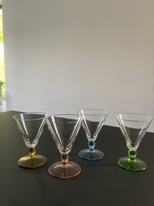 Vier französische Schnapsgläser, Mid Century (1950er Jahre), mit farbigem Sockel