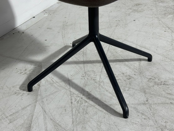 Muuto Fiber Armchair Taupe - Swivel Base Black – Textile (photo 7 of 8)