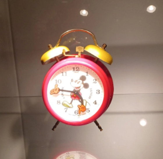 Image 1 of Vintage Mickey Mouse wekker met dubbele bel - Mechanische Disney-wekker met opwindmechanisme - Verzamelobject uit de jaren 70 va