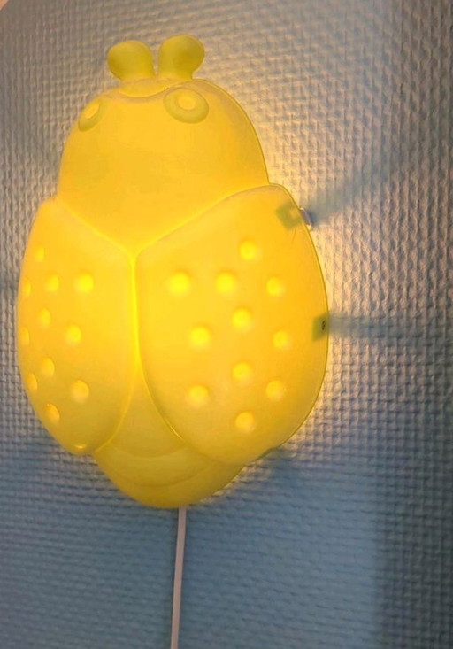 Lampada da parete a forma di scarabeo svedese per la cameretta dei bambini.