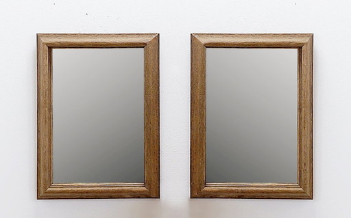Paar rechteckige Wandspiegel mit rustikalen Holzrahmen
