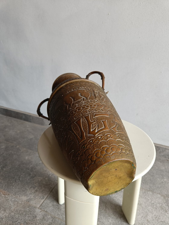 Image 1 of Set decorativo vintage in ottone e rame: vaso a forma di elefante in rilievo e ciotola floreale martellata.