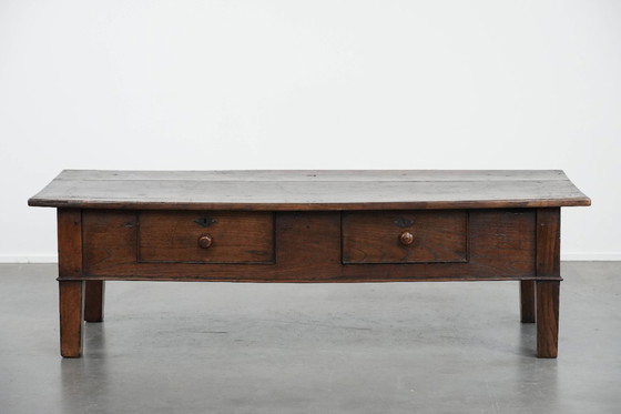 Image 1 of Antieke en tijdloze Zuid Europese salontafel gemaakt van kastanjehout uit de 18e eeuw met twee lades
