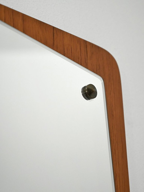 Image 1 of Zweedse teakhouten spiegel met gevormd glas