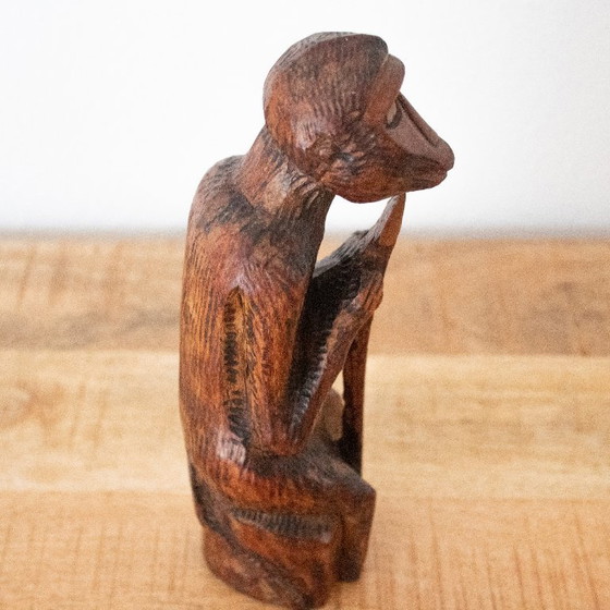Singe en bois sculpté à la main, tenant une lance : sculpture d'art populaire zoulou d'Afrique du Sud (photo 9 of 10)