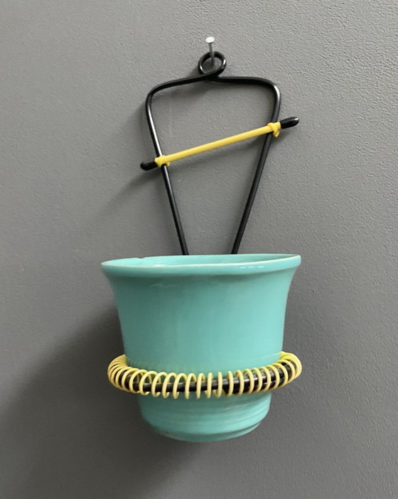 Image 1 of Wandhanger inclusief bloempot in groen, jaren 60.