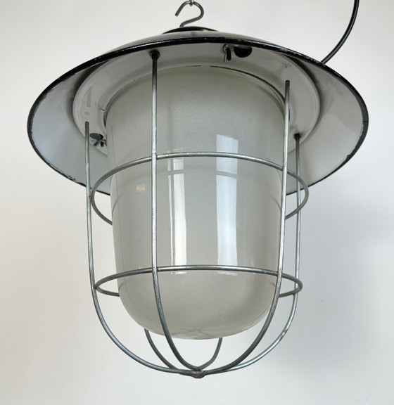 Image 1 of Industriële zwarte geëmailleerde fabriekshanglamp, jaren 60