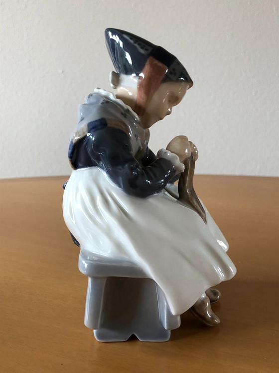 Royal Copenhagen - Amage Girl Sewing - Model 1314 – Decorative Objects, Porcelain (photo 3 of 14)