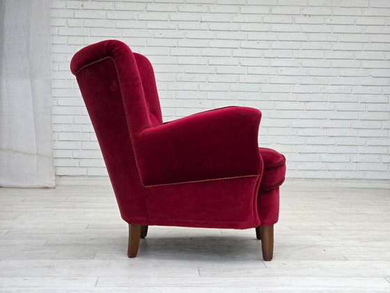 Image 1 of Fauteuil danois des années 60, velours d'ameublement rouge cerise, pieds en bois de hêtre.