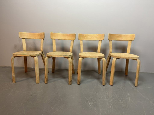 Juego de 4 sillas de contrachapado Alvar Aalto modelo 69 de primera edición para Artek, Finlandia, década de 1940.