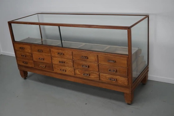 Image 1 of Vitrina o mostrador de mercería antiguo británico de roble, años 20/30.