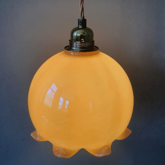 Image 1 of Vintage opaline hanglamp in kelkvorm met parelmoer glans. 
