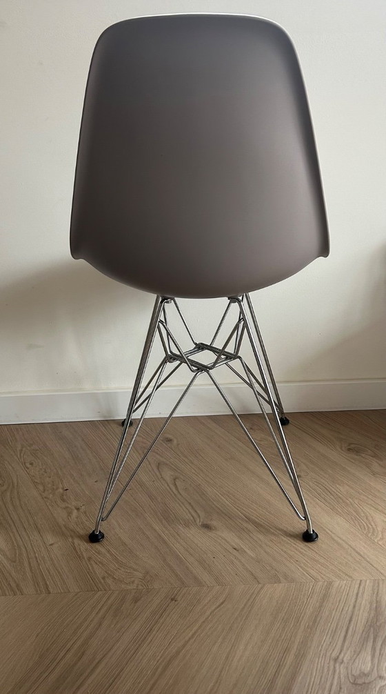 Image 1 of Vitra Eames DSR Esszimmerstühle