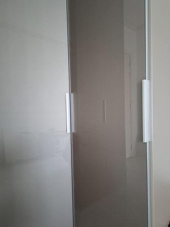 Dormitorio de lujo de diseño que incluye colchón Velda Pocket Royal. – Roperos, Glass (photo 3 of 6)