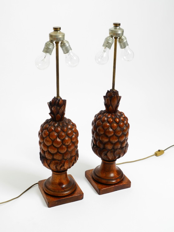 Image 1 of Pareja de grandes lámparas de sobremesa "Piña" de madera de pino teñida, muy decorativas, de estilo Mid Century Modern.