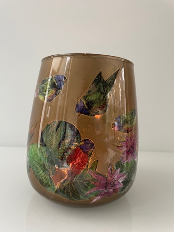 Image 1 of Glazen kaarsenhouder/vaas met exotische vogels – warm goudtint (17 cm)
