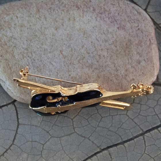 Image 1 of Broche violon vintage : émail bleu marine et métal doré