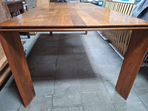 Table de salle à manger scandinave en noyer