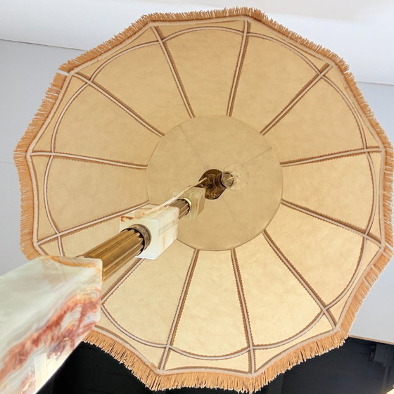 Image 1 of Lampadaire vintage avec structure en laiton et socle en onyx