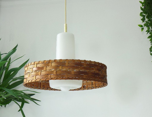 Vintage hanglamp DORIA uit de jaren 60/70, van glas en rotan, UFO-vormig ontwerp, Deens design.