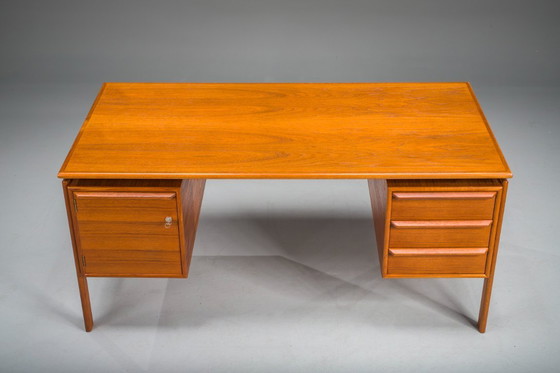 Image 1 of  Mid Century Modern Freistehender Teakholz-Schreibtisch von GV Møbler, 1960er Jahre