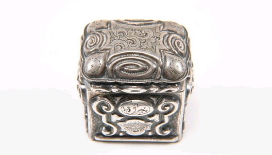 Image 1 of Bellissima scatola in miniatura in argento sterling con coperchio, datata 1864, monogrammata