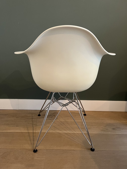 1 tot 5 originele witte Vitra Eames DAR stoelen
