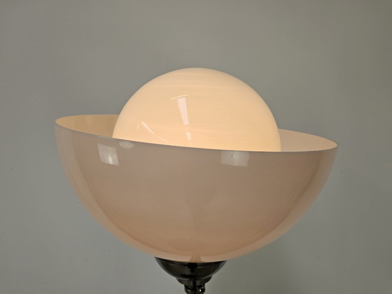 Image 1 of Lampada da terra anni '70 in metallo e vetro bianco